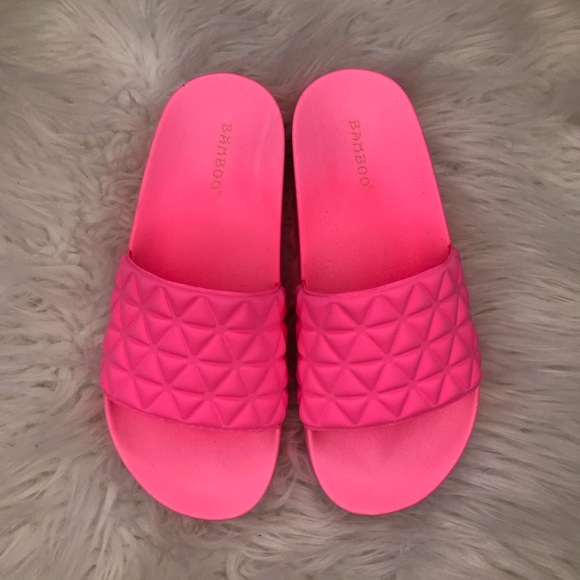 🆕 Rylie Neon Pink Quilted Slide - Picture 6 of 8